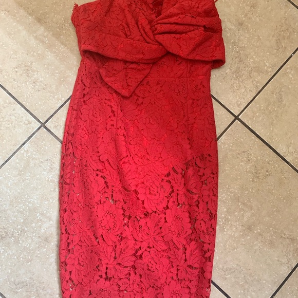 Beautiful red dress - Picture 2 of 5